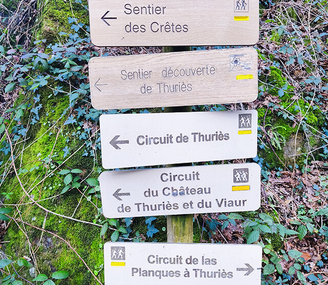 Départ à pied vers des sentiers de randonnées, depuis le camping dans le Tarn Lo Garda Riu à Pampelonne