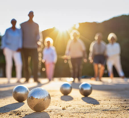 Partie de pétanque au camping 3 étoiles près d’Albi Lo Garda Riu