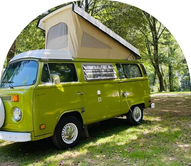 Emplacements spacieux et ombragés du camping Lo Garda Riu dans le Tarn pour van