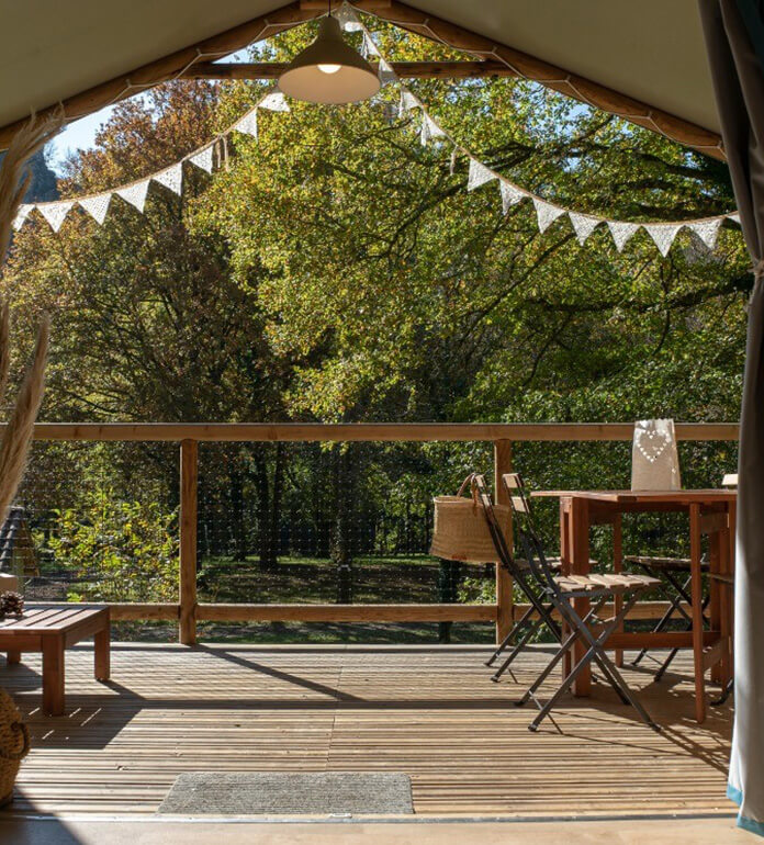 Location de chalets en bois avec terrasse dans le Tarn, le confort “cocon” avec vue