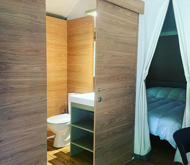 Chambre et salle d’eau du Jungle Lodge, locations de vacances dans le Tarn