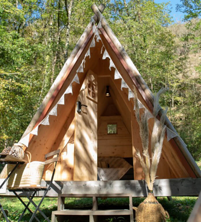 Tipis en bois : l’hébergement insolite dans le Tarn sous les chênes