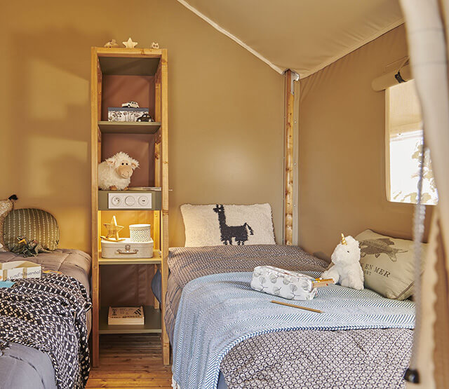 Chambre avec 2 lits 1 place du Wood Lodge, location camping dans le Tarn tout confort